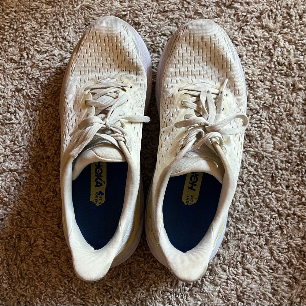 Hoka Clifton 8 in women’s size 8.5B